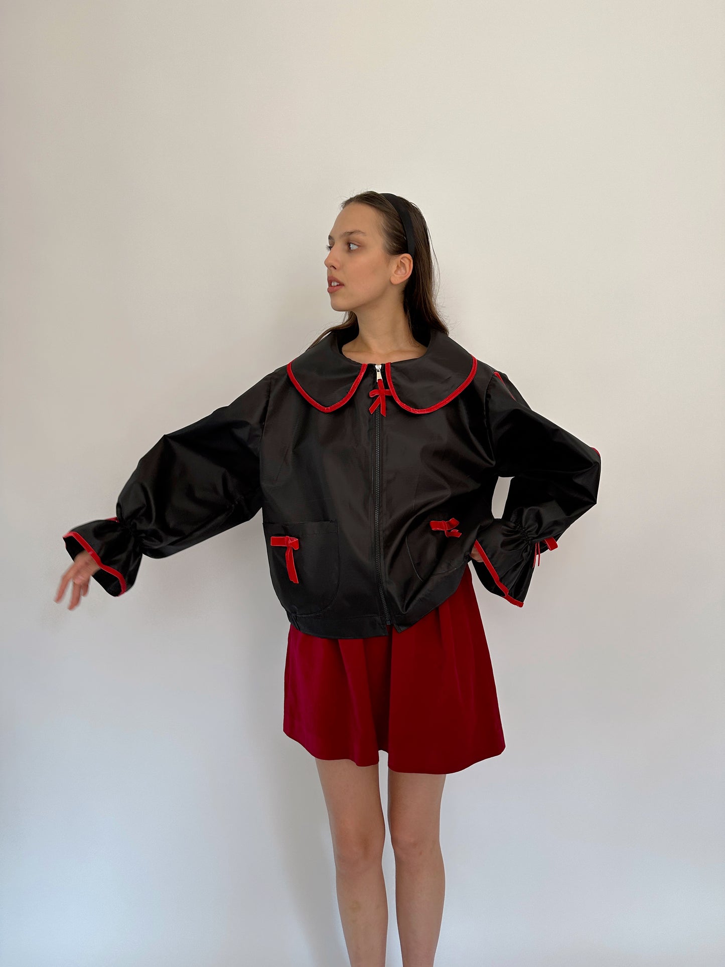 Wasserdichte Jacke mit roter Schleife