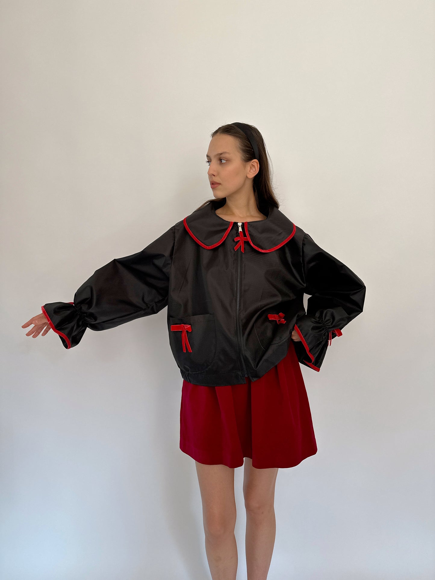 Wasserdichte Jacke mit roter Schleife