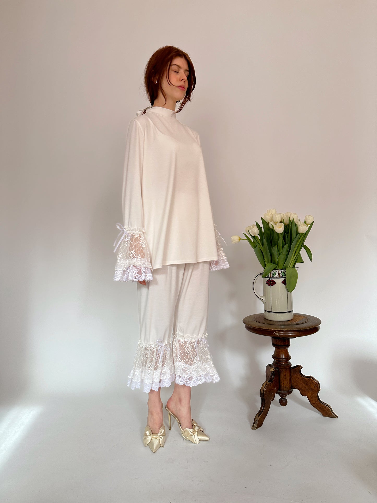 Creamy jersey creamy lace turtleneck