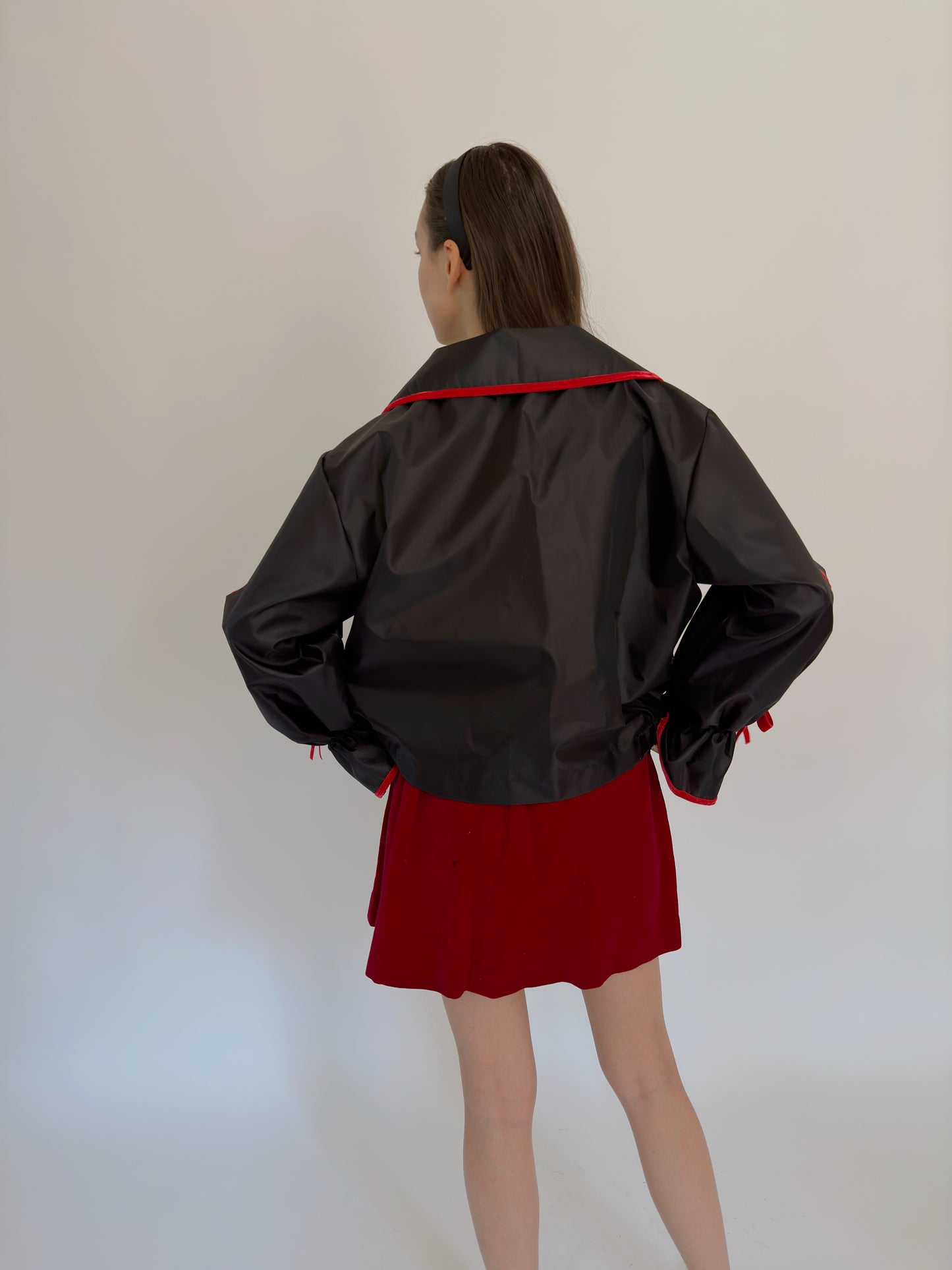 Wasserdichte Jacke mit roter Schleife