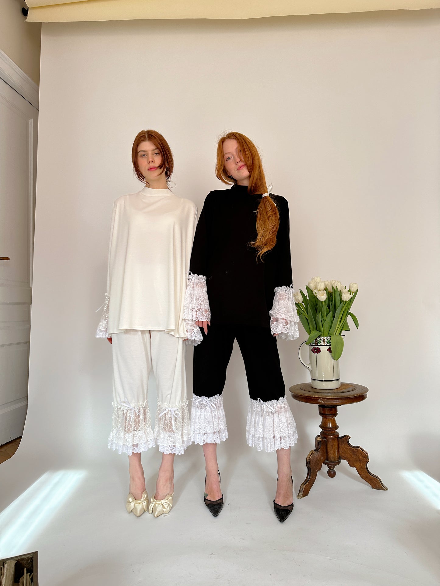 Creamy jersey creamy lace turtleneck