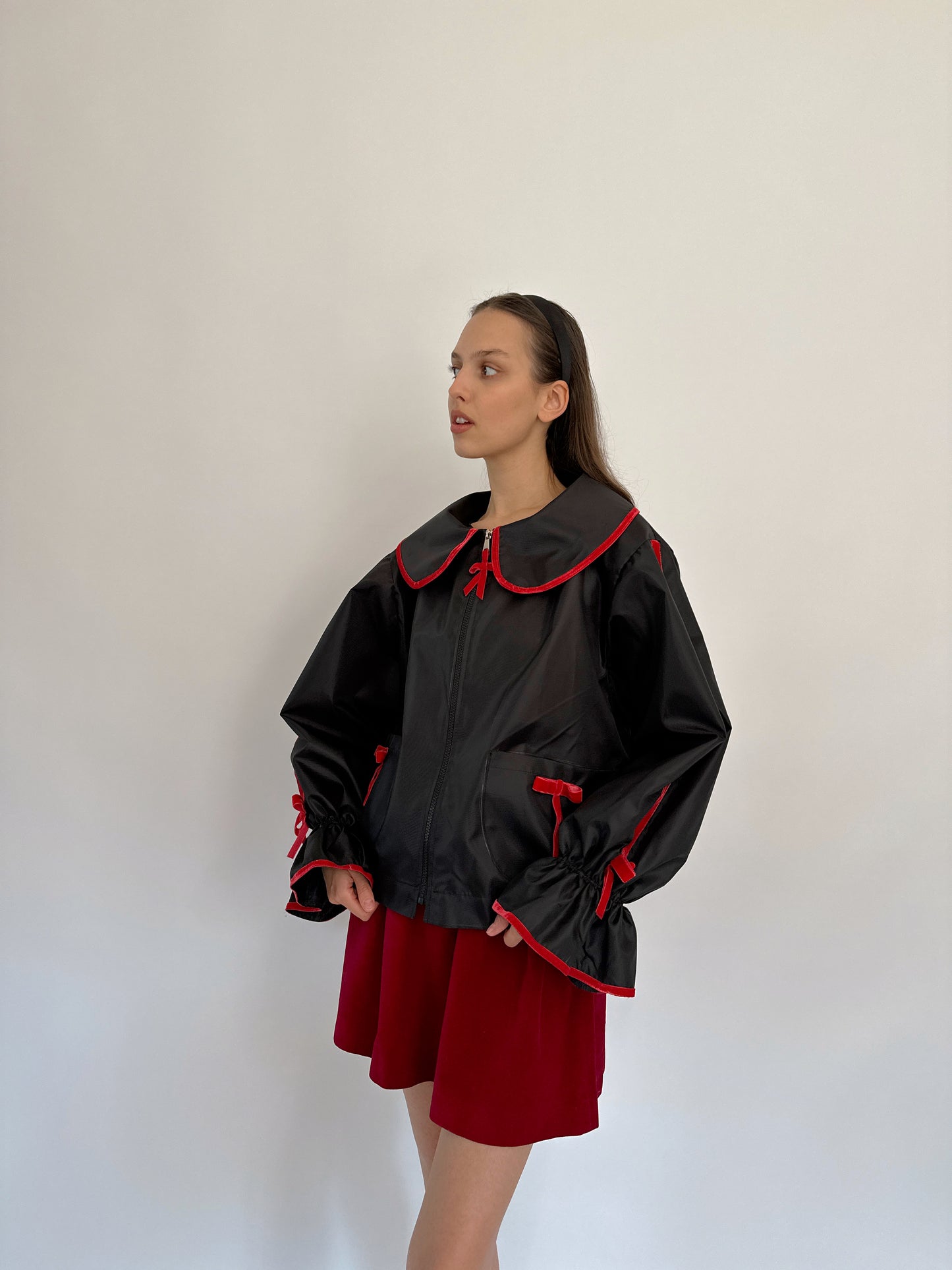 Wasserdichte Jacke mit roter Schleife