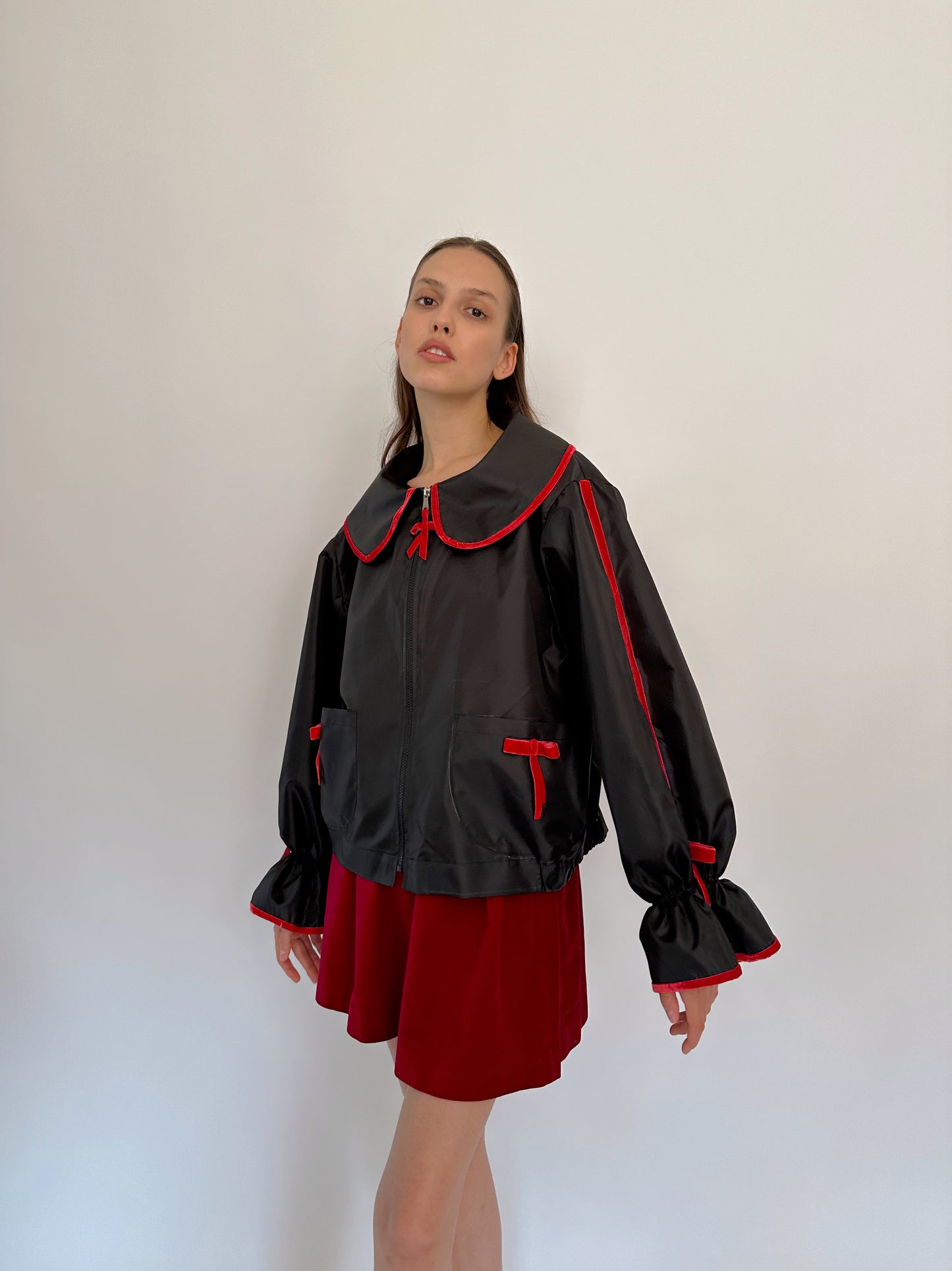 Wasserdichte Jacke mit roter Schleife