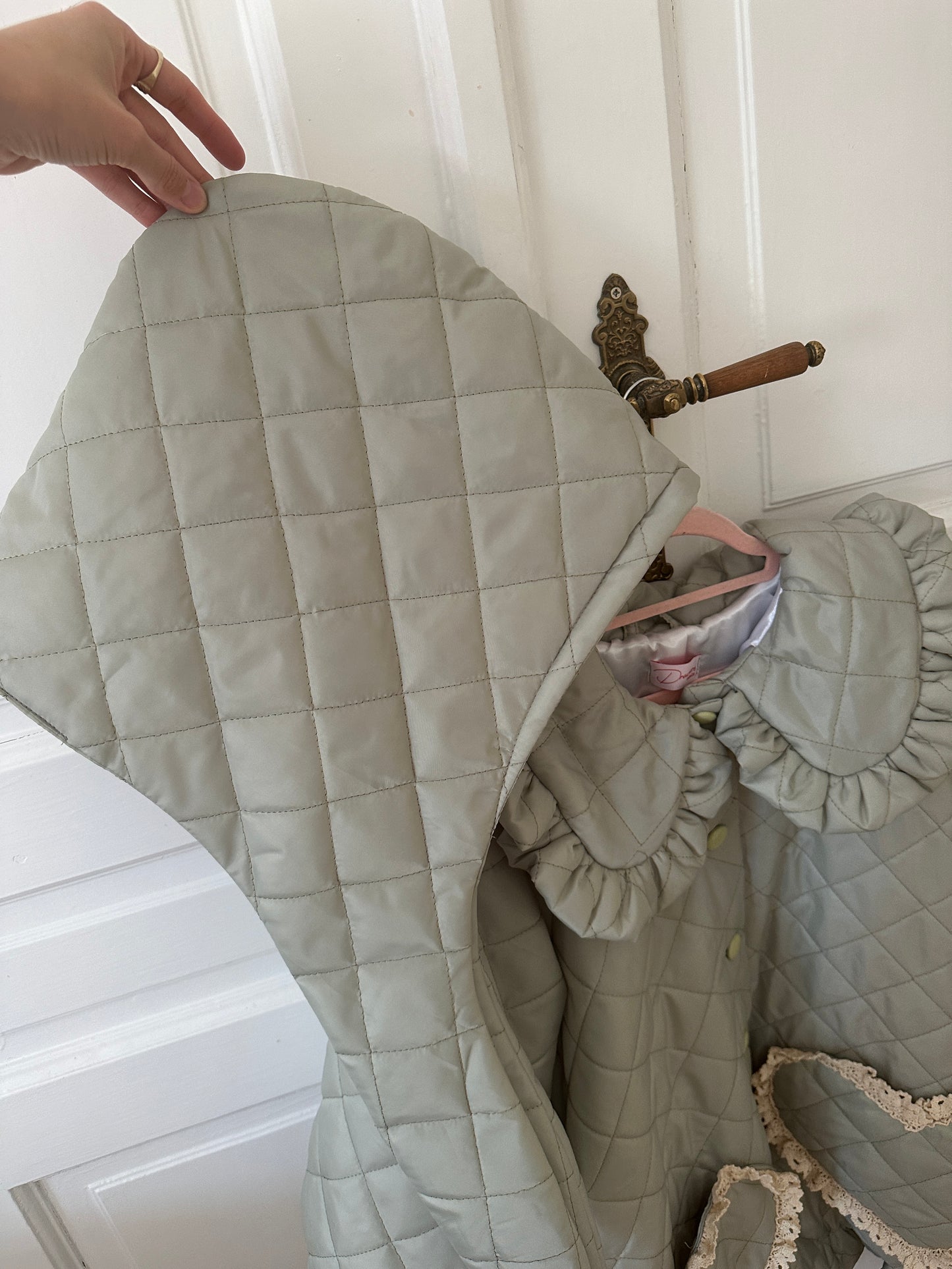 Übergroßer Regenmantel mit Rüschen