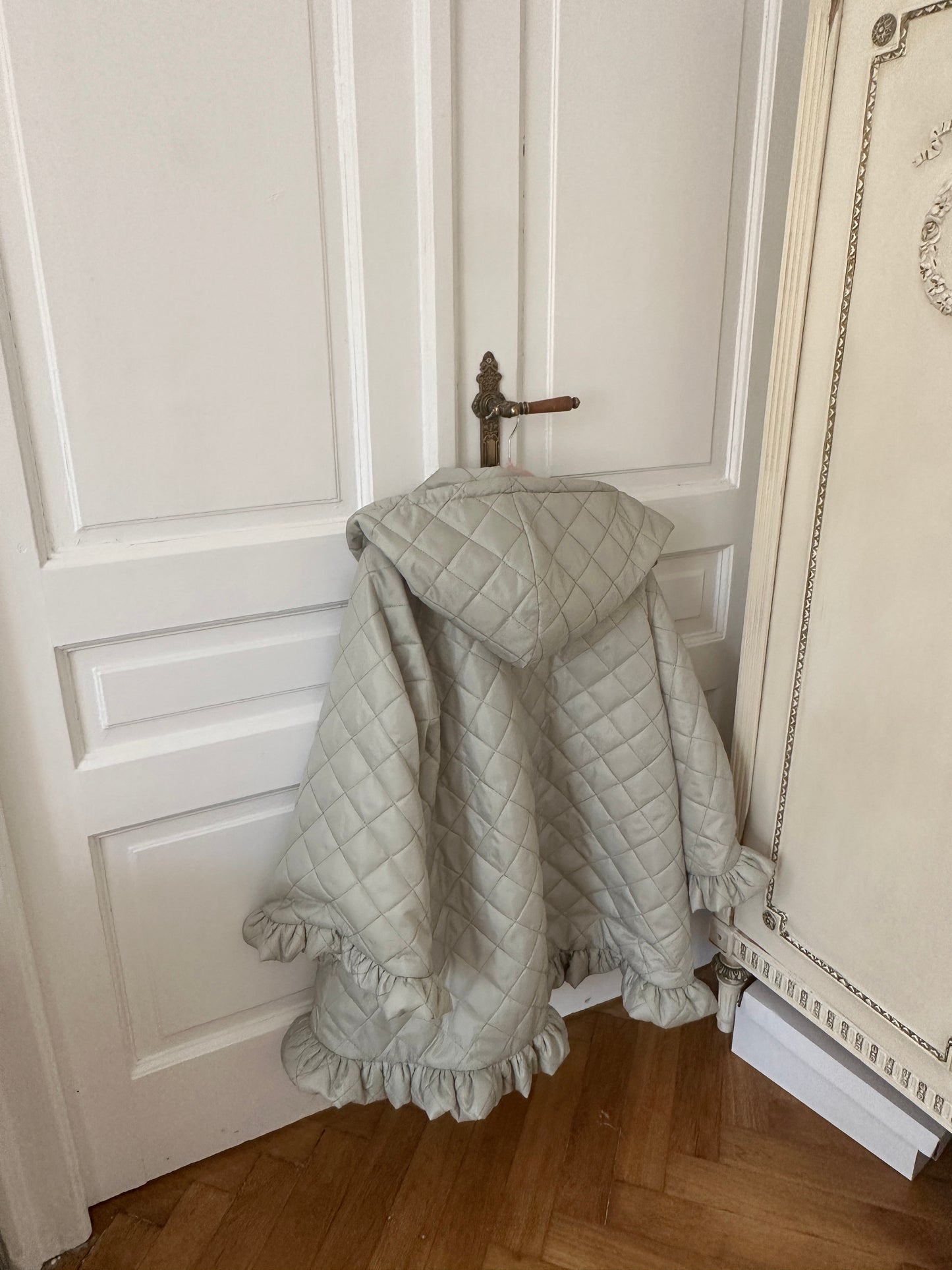 Übergroßer Regenmantel mit Rüschen