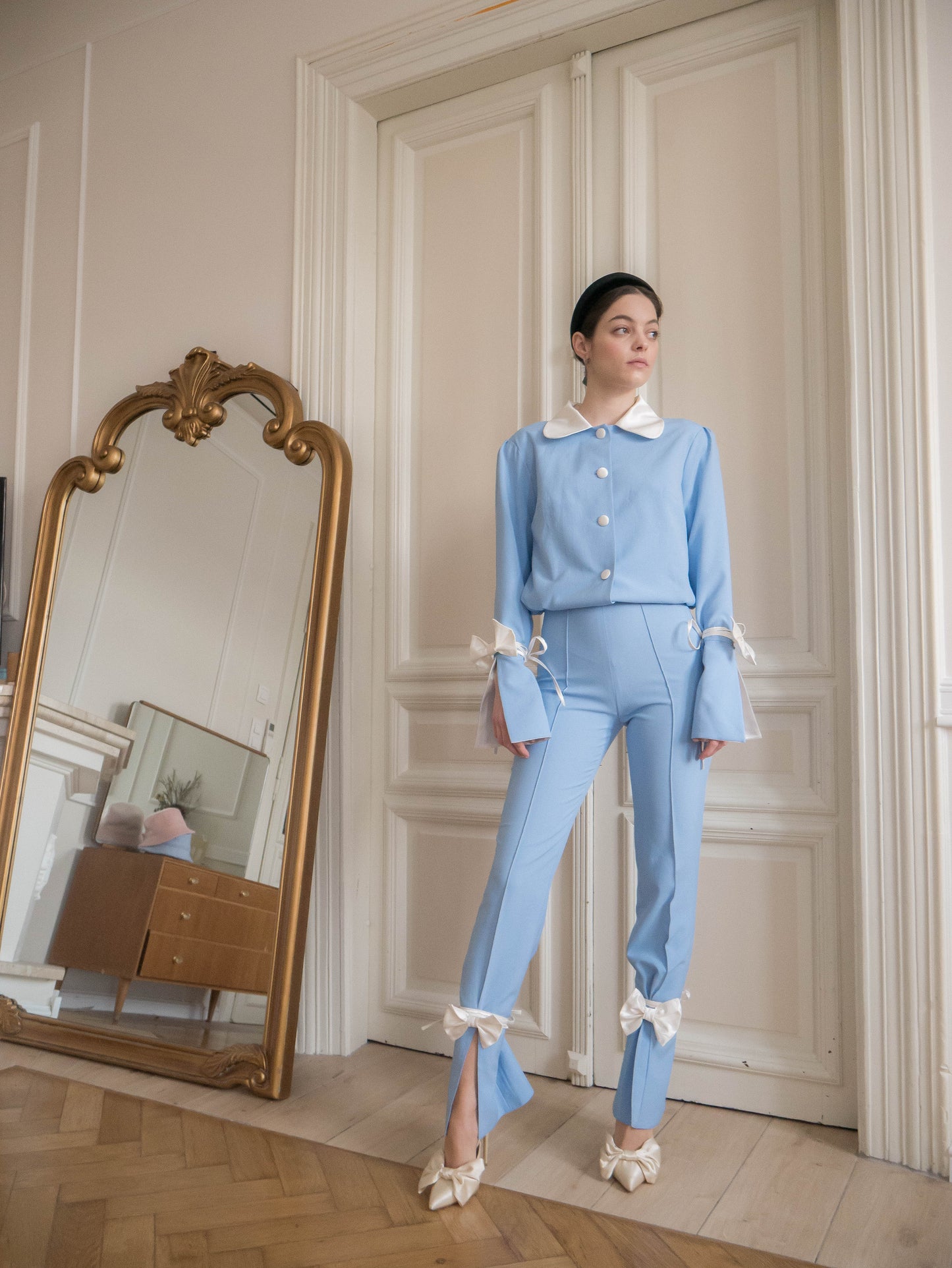 Babyblauer Schleifenblazer