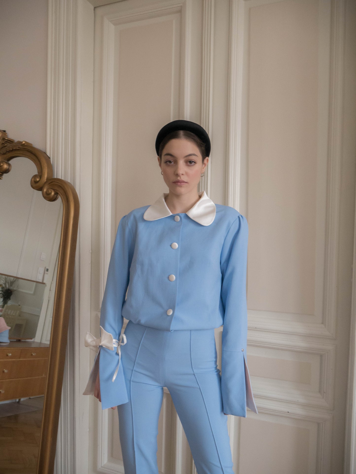 Babyblauer Schleifenblazer