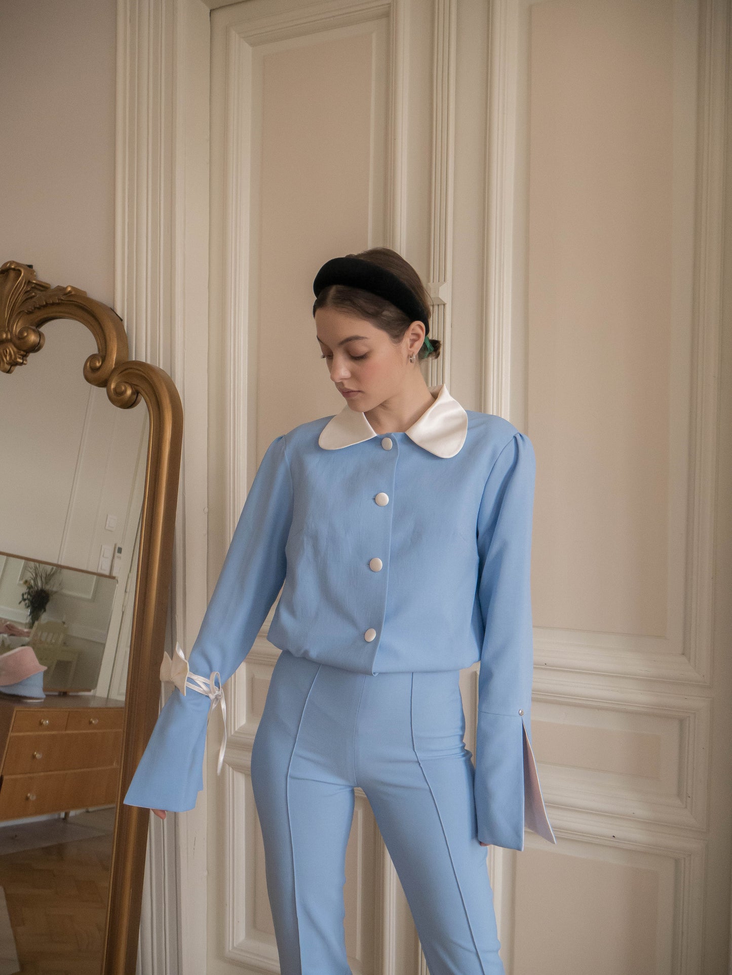 Babyblauer Schleifenblazer