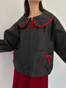 Wasserdichte Jacke mit roter Schleife