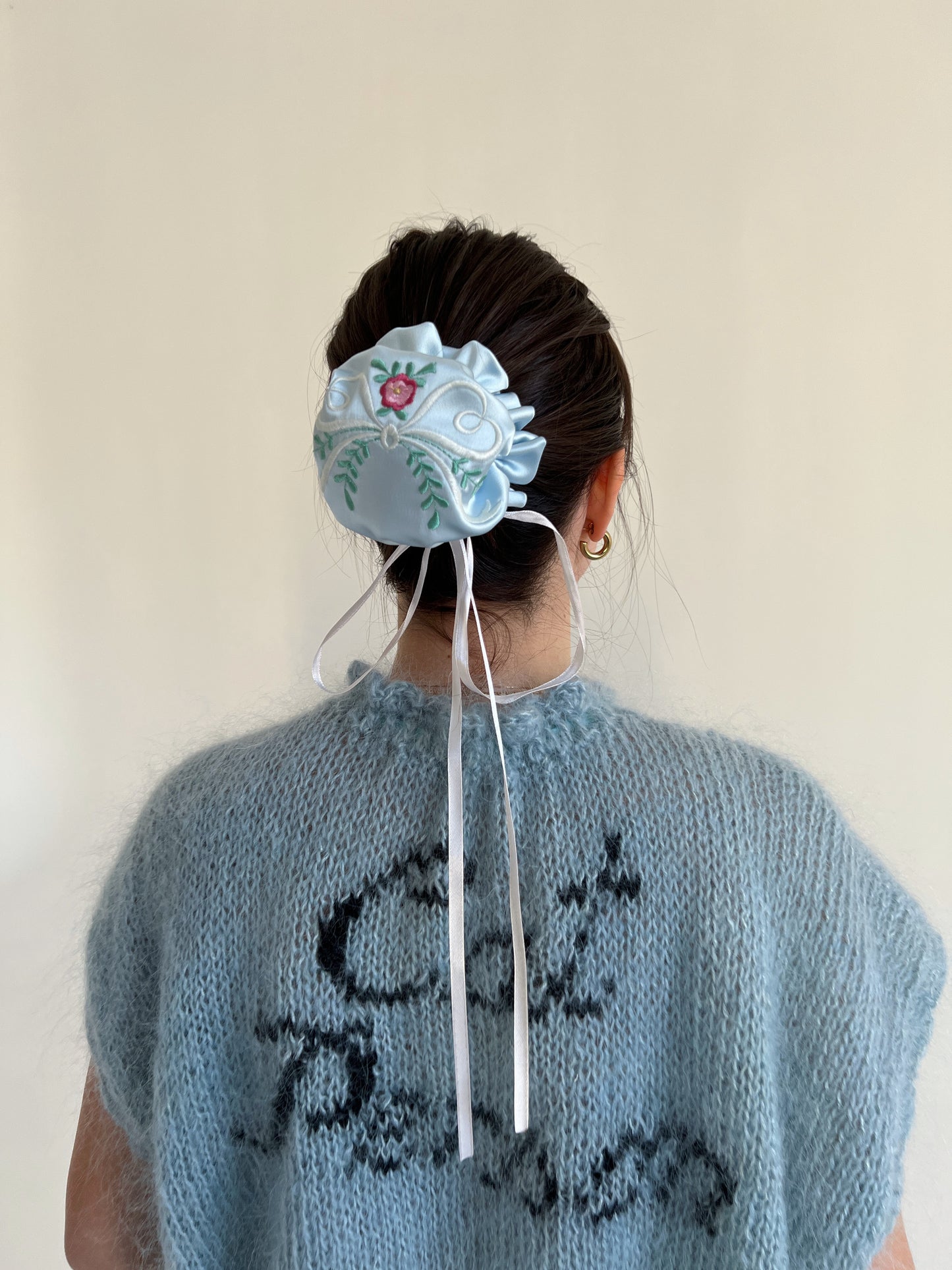 Bun cover embroidery bow