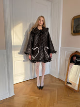 Laden Sie das Bild in den Galerie-Viewer, Ruffle Oversized Raincoat in black
