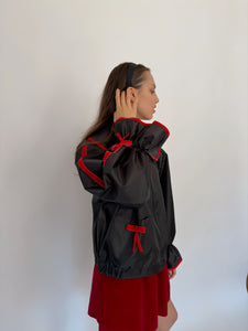 Wasserdichte Jacke mit roter Schleife