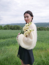 Laden Sie das Bild in den Galerie-Viewer, Pullover aus Mohair mit Bändern
