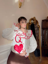 Laden Sie das Bild in den Galerie-Viewer, Upcycled Queen Heart Shirt
